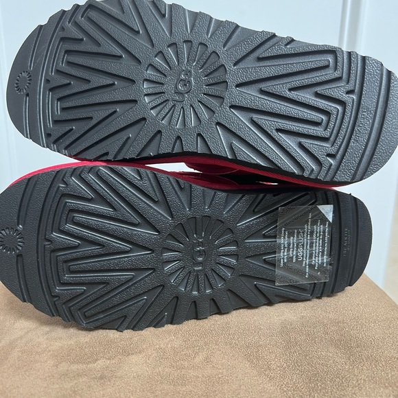 UGG MEN’S NEUMEL SNAPBACK BOOTS.                 SAMBA RED.  NEW WITH NO BOX.